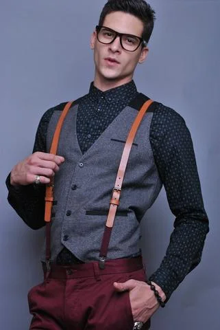 Leren bretels over vest heen