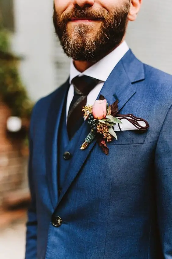 blauw trouwpak met stropdas