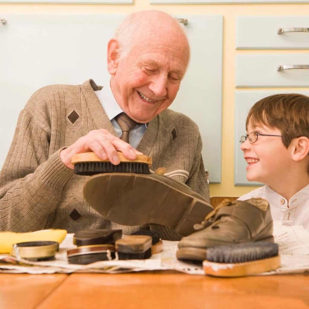 Opa legt uit hoe schoenenpoetsen moet