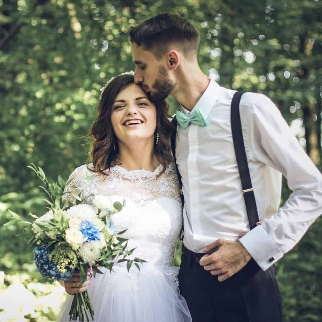 Huwelijk buiten met bruidegom en bretels