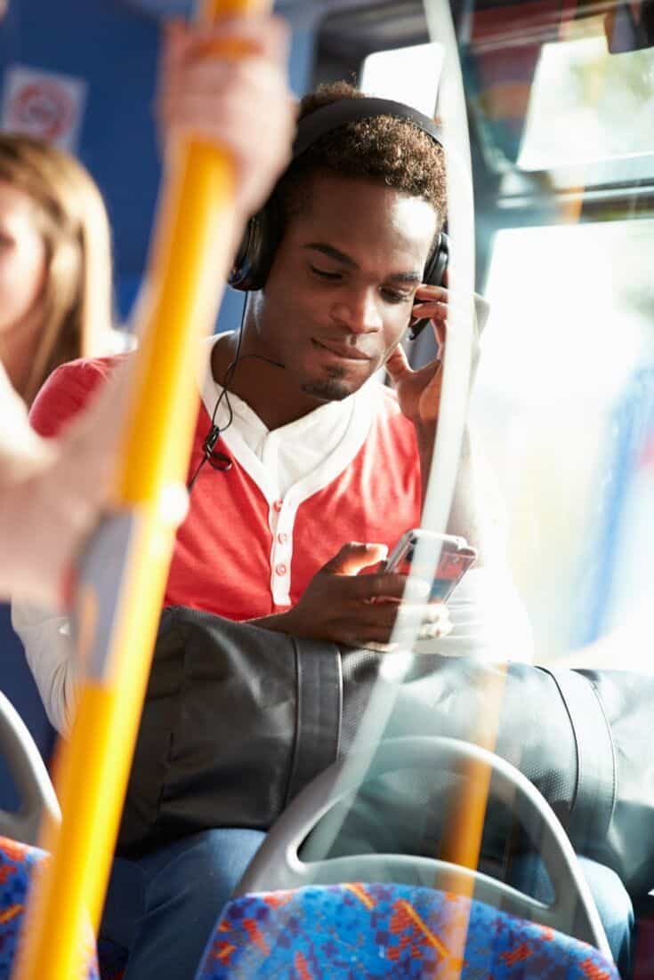 Noise cancelling headphones om je af te zonderen in de bus